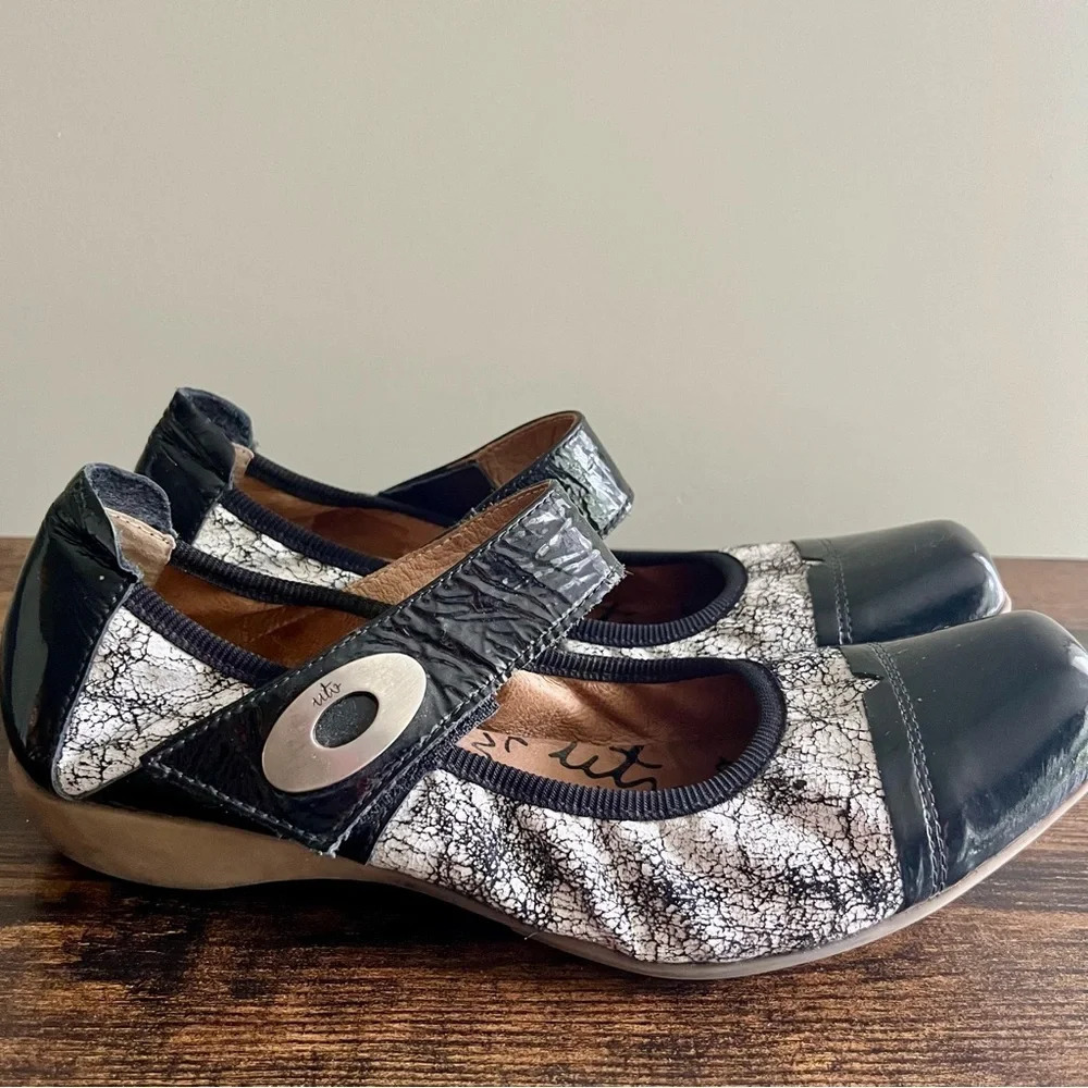 Un Tour En Ville| Black & White Mary Jane Velcro Strap Flats Size EUR38/ US7.5